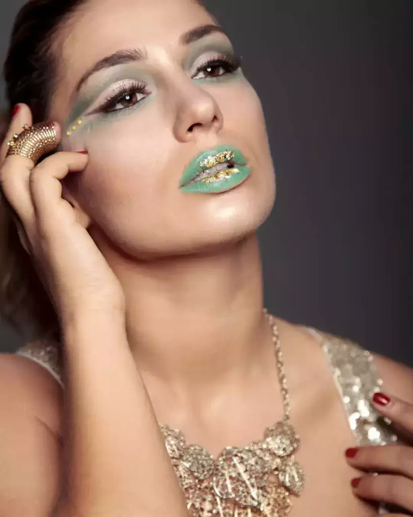 Maquillage shooting artistique vert doré feuille or