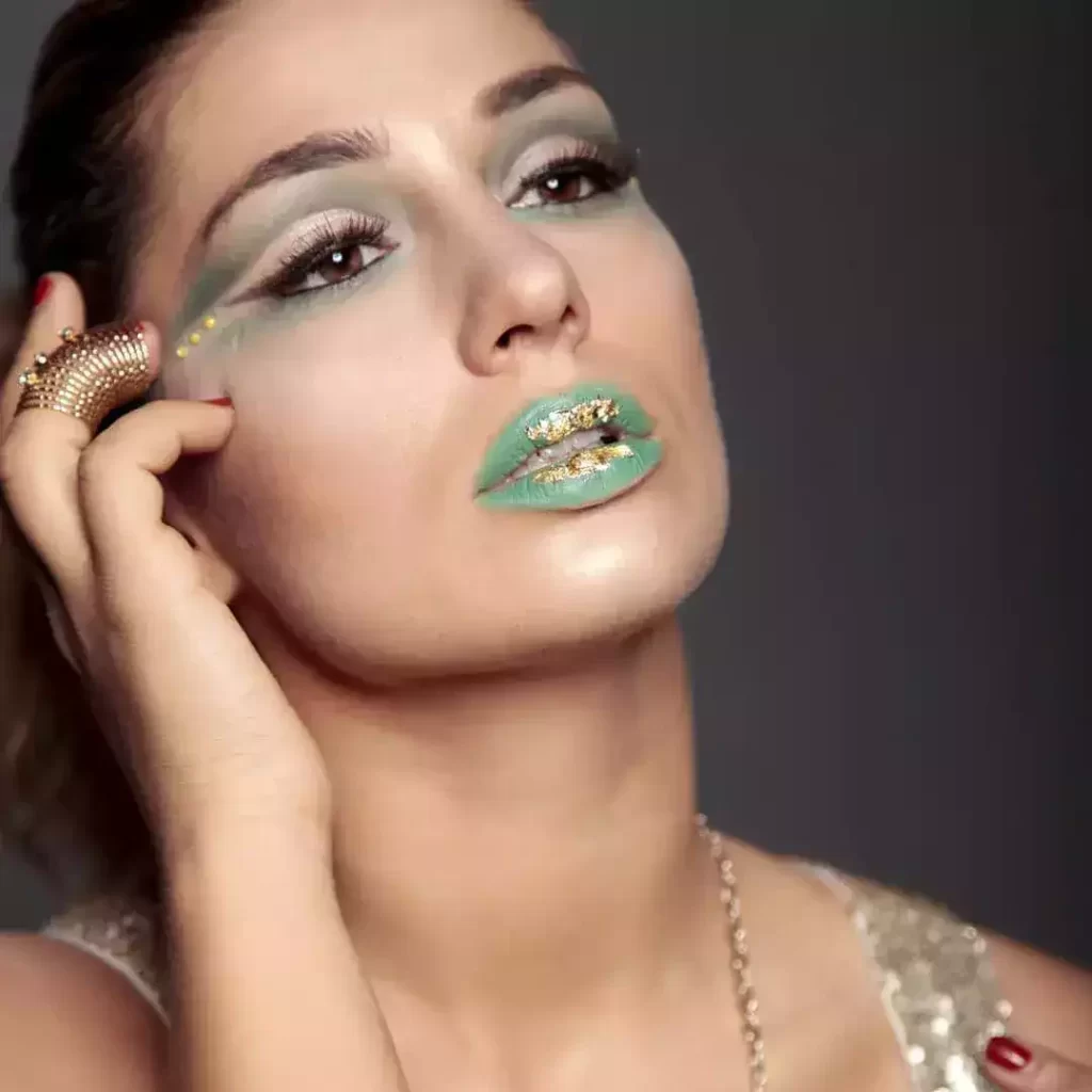Maquillage shooting artistique vert doré feuille or