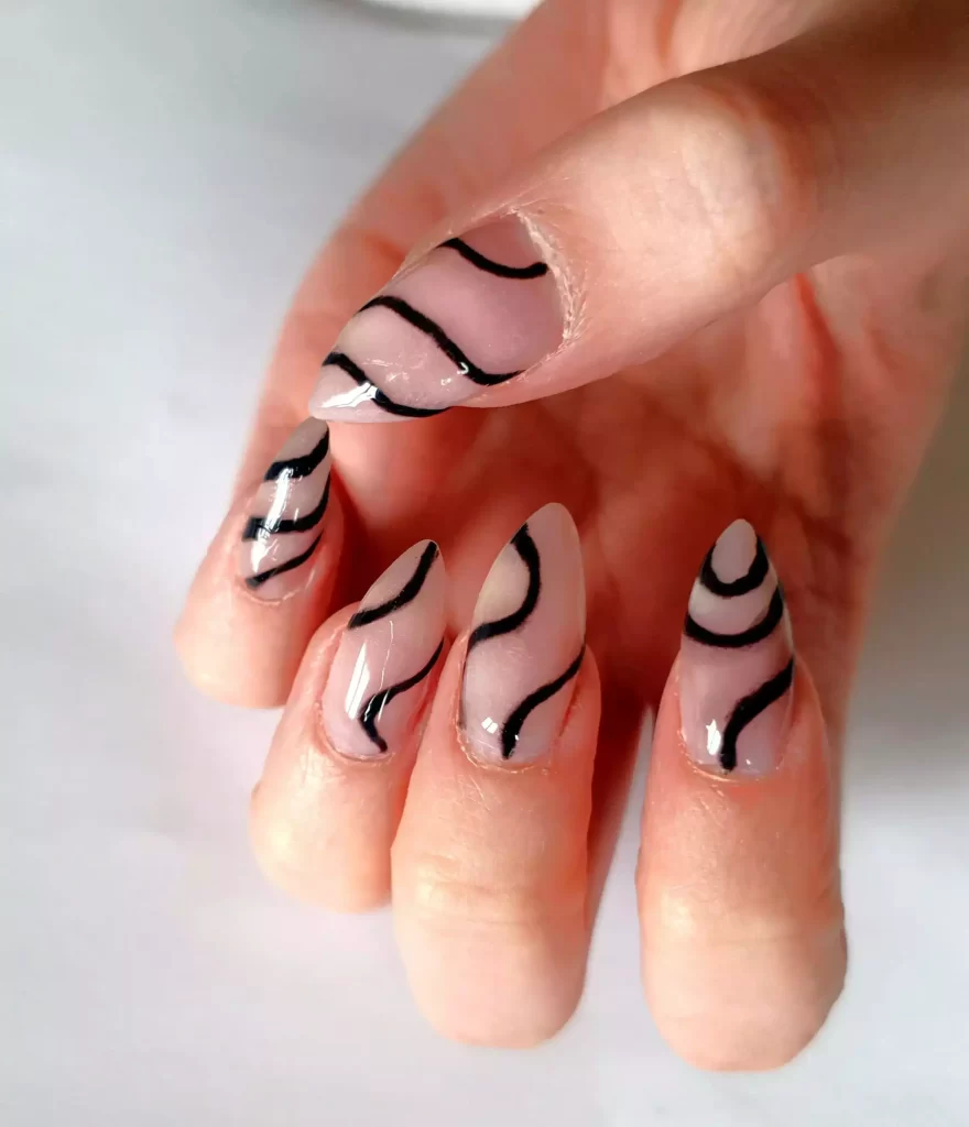 Pose extensions acrygel nail art lignes noires