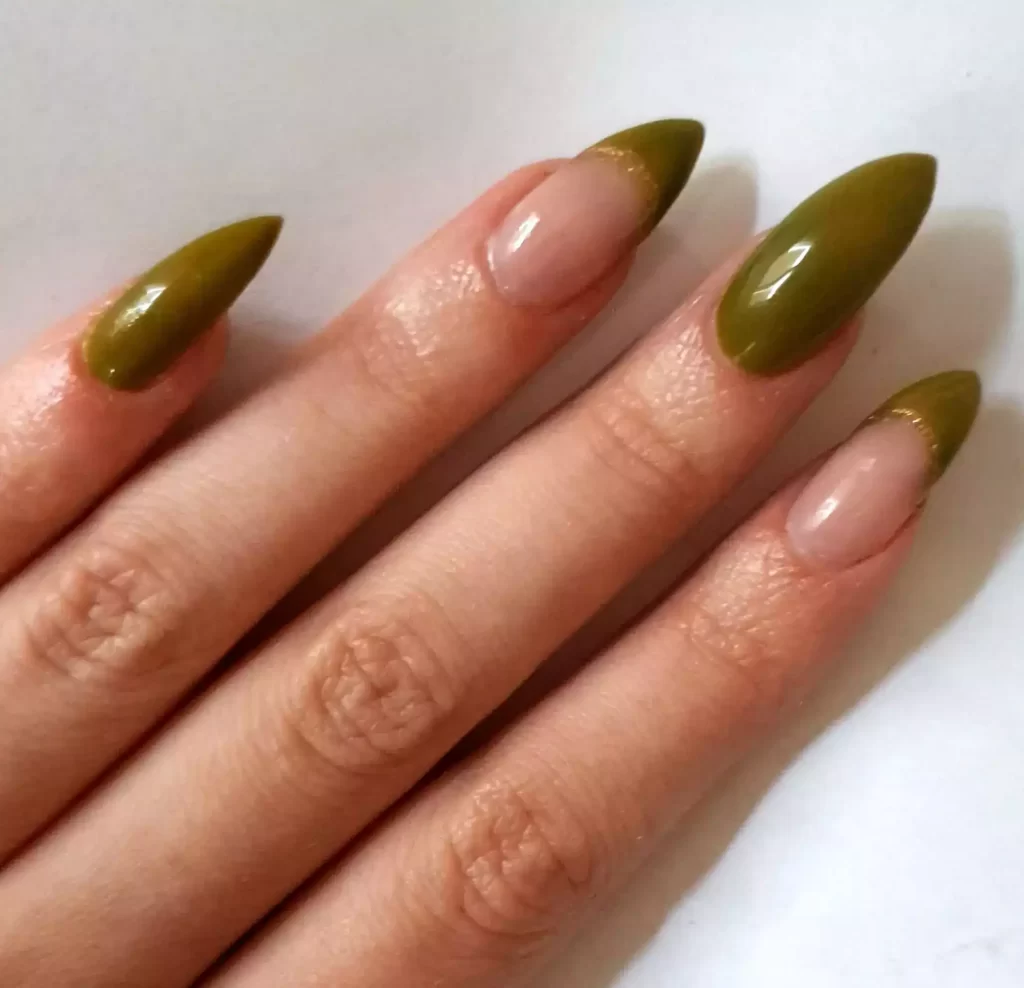 Remplissage acrygel vernis semis permanent kaki franch manucure colorée par Maëlle Make Up Pro, prothésiste ongulaire à domicile Poitiers